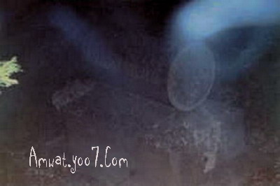 رجل يصور مقبرة مضلمه والدخان يدور حول قبورها المقال بترجمتي Ghost111