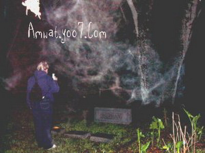 رجل يصور مقبرة مضلمه والدخان يدور حول قبورها المقال بترجمتي Ghost113